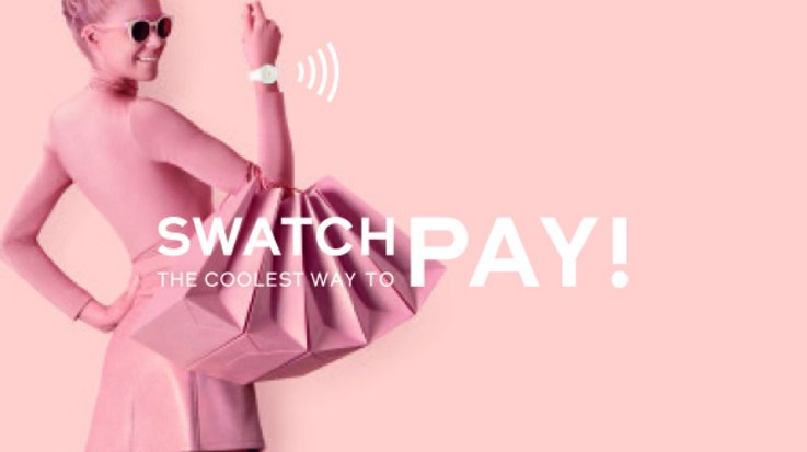 Eine Frau mit vielen Einkaufstaschen und einer Smartwatch, es wird die Beschriftung SwatchPAY! angezeigt